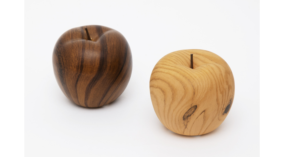 Keramická dekorácia jablko efekt dreva 6,5 cm