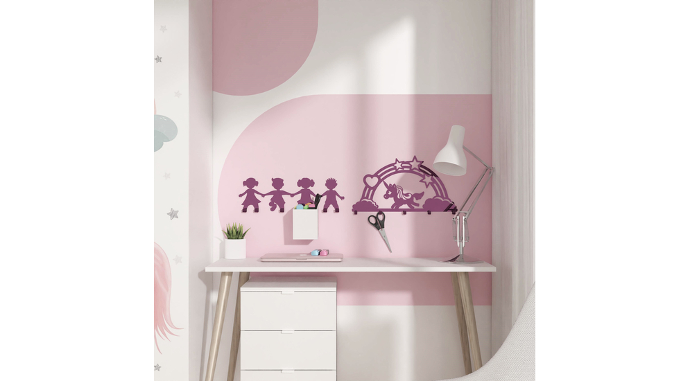 Wieszak DZIECI w różowym kolorze to urocza dekoracja oraz funkcjonalny dodatek dla pokoju dziecięcego.