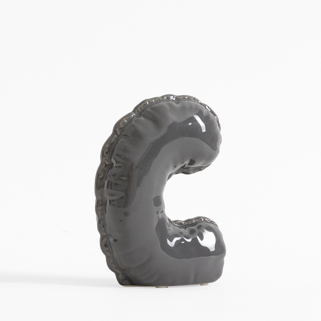 Dekoratívna figúrka PÍSMENO C sivá