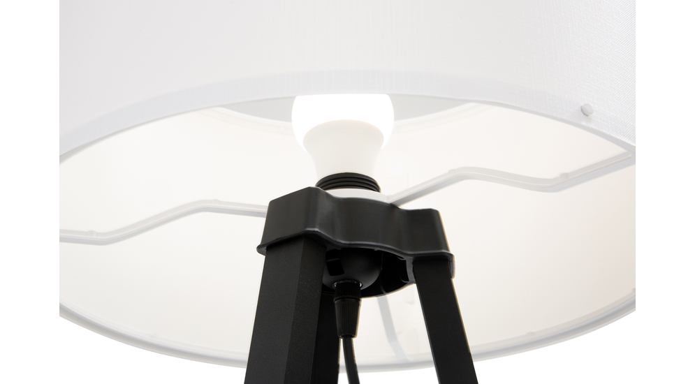 Lampa podłogowa PIKO łączy najlepsze cechy tradycyjnego i nowoczesnego stylu. Została zwieńczona abażurem o nowoczesnym kształcie walca, a jej podstawę stanowi czarny trójnóg.