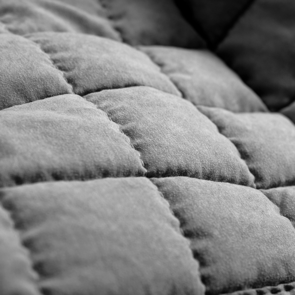 Prehoz na posteľ v tmavosivej farbe GISELLE 200x220 cm