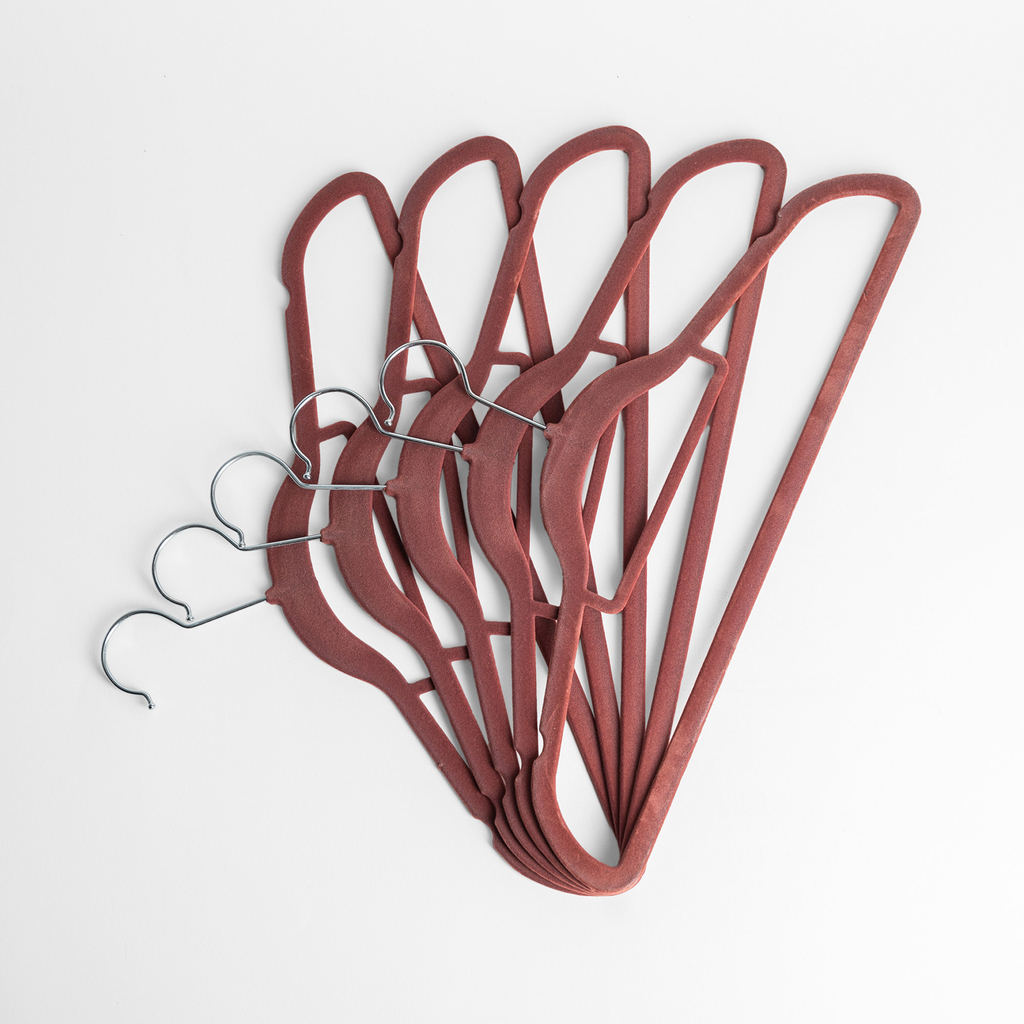 Zamatový tmavoružový vešiak VELVET, sada 5 ks