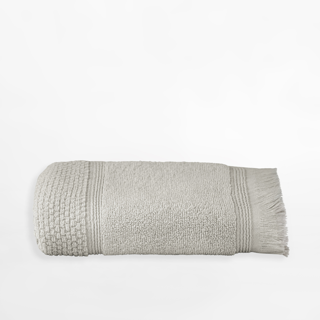 Strieborný bavlnený uterák so strapcami SANTORINI 70x140 cm