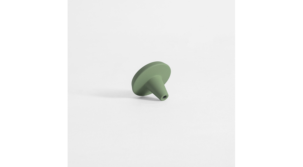 Zielony uchwyt meblowy AGU09 o kształcie poręcznej gałki to idealne wykończenie mebli w pokoju dziecięcym. Domyślnie przeznaczony dla kolekcji KIDDON posiada idealnie okrągły kształt o średnicy 3,9 cm.