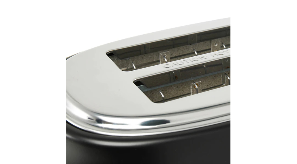 Czarny toster HERITAGE łączy nowoczesne funkcje ze stylizowanym na retro wyglądem. Ma lekko zaokrąglone linie i miedziane wykończenia przycisków i pokręteł.