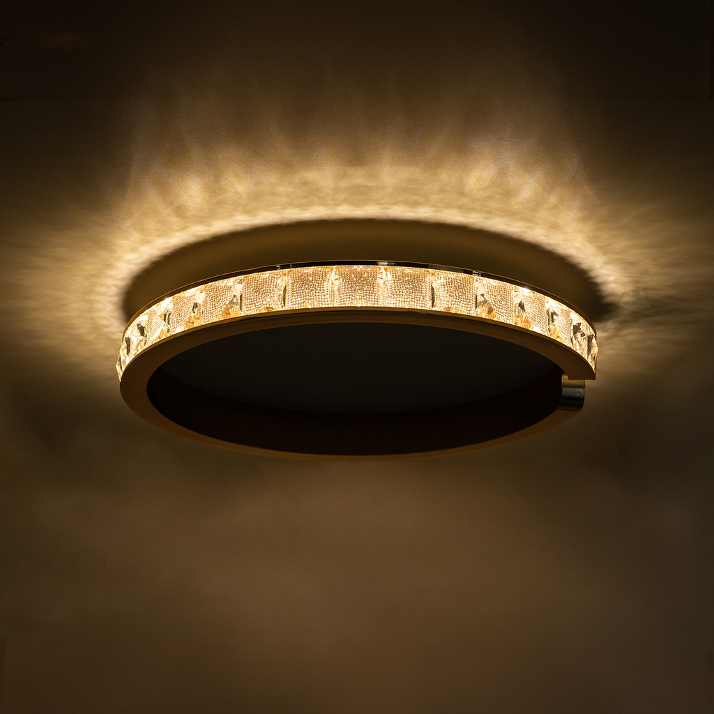 MURIEL to okrągły plafon, którego obramowanie o kształcie zdobionego pierścienia rozjaśni wnętrze ciepłym światłem.