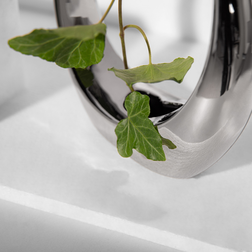 Moderná váza strieborná 20 cm