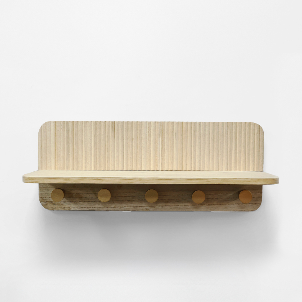 Nástenná polica v odtieni svetlého dreva