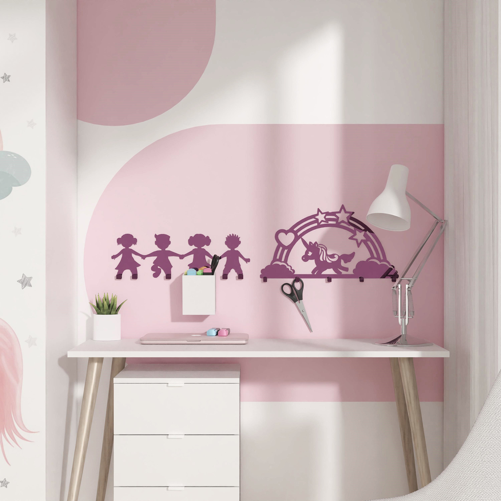 Wieszak DZIECI w różowym kolorze to urocza dekoracja oraz funkcjonalny dodatek dla pokoju dziecięcego.