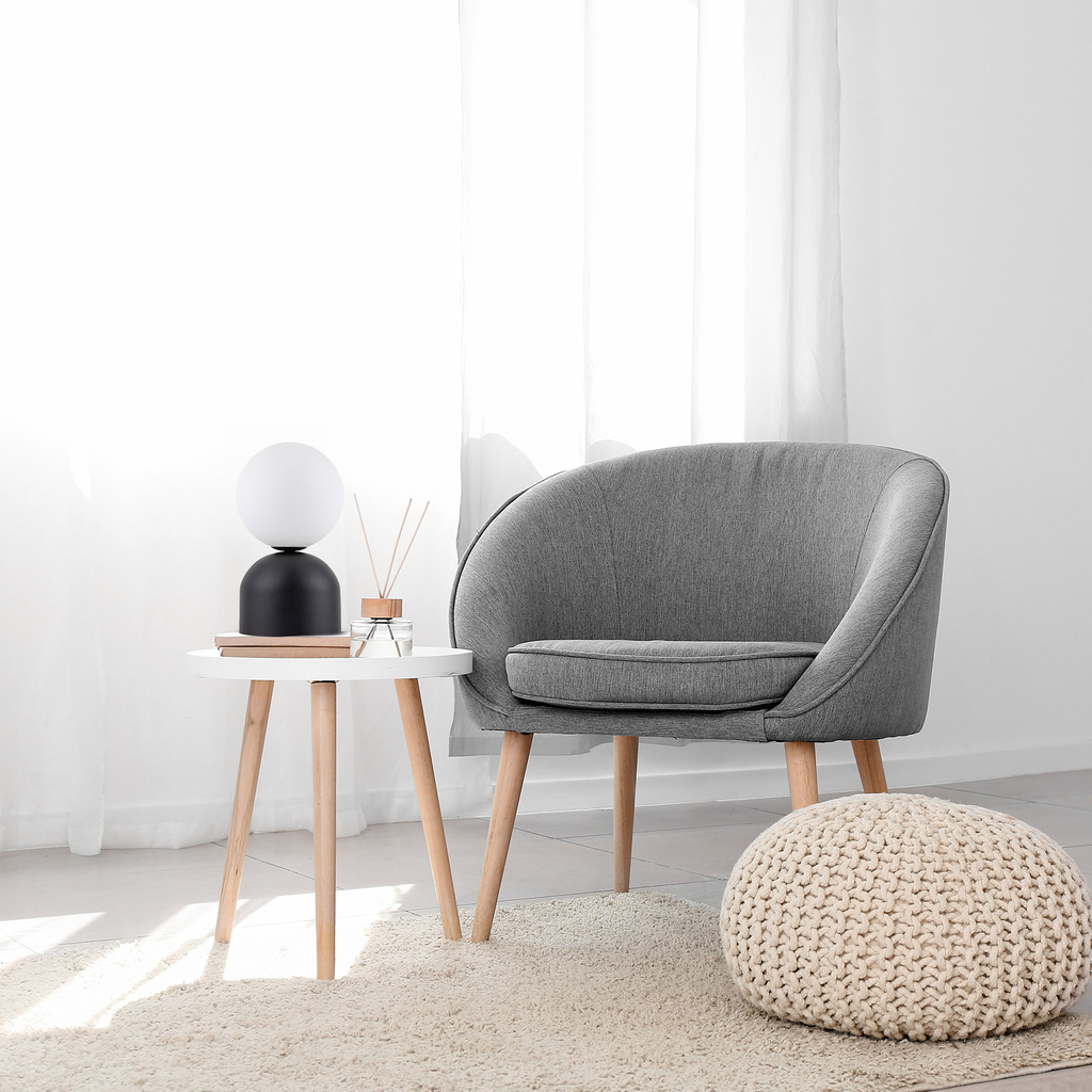 Stolná lampa s guľovým tienidlom a čiernym podstavcom MIKI