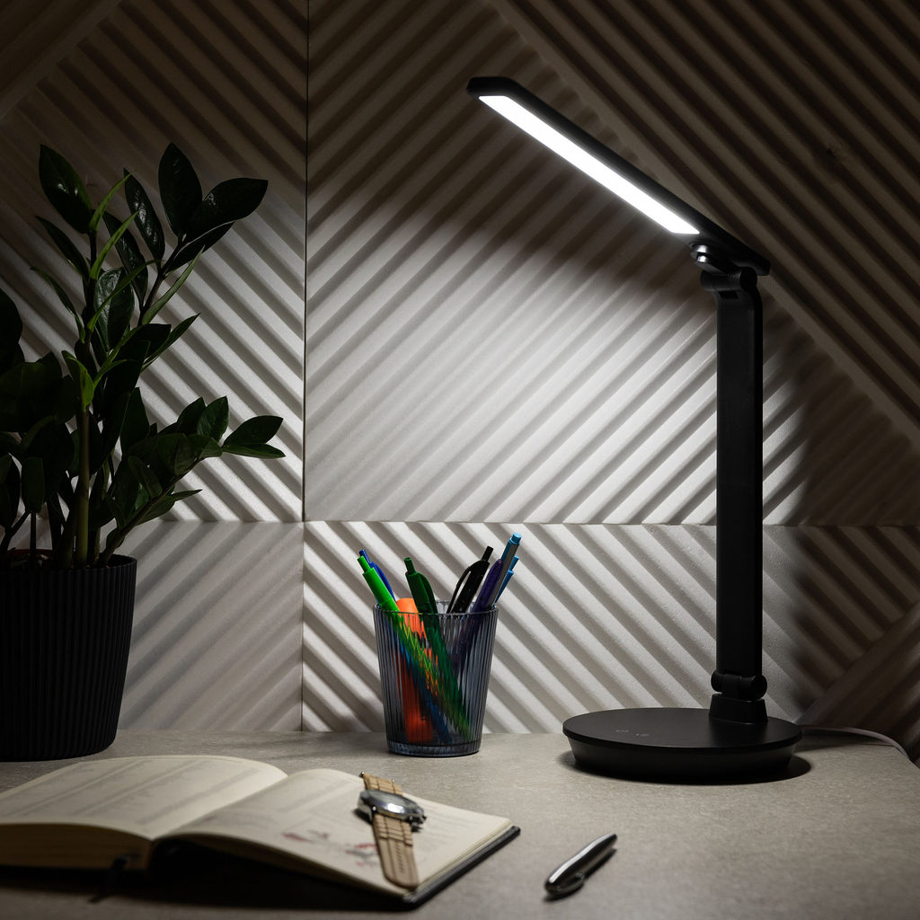 Stolná LED lampa s okrúhlou základňou čierna