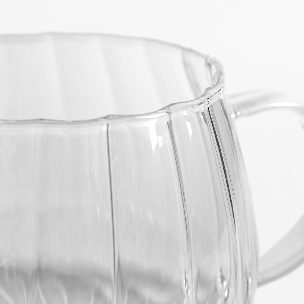 Sklenený hrnček s pásikmi s uškom 350 ml