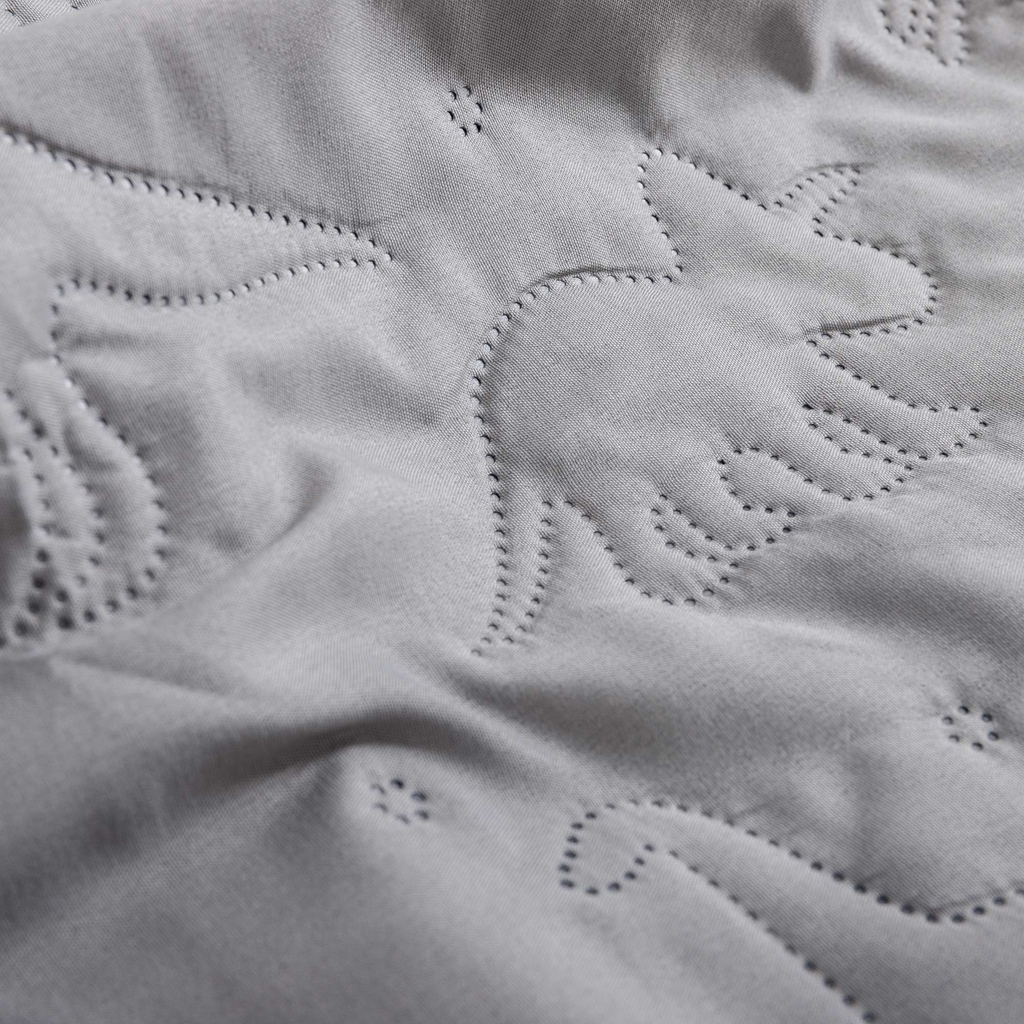 Prehoz na posteľ vo svetlosivej farbe DABU DINO 140x200 cm