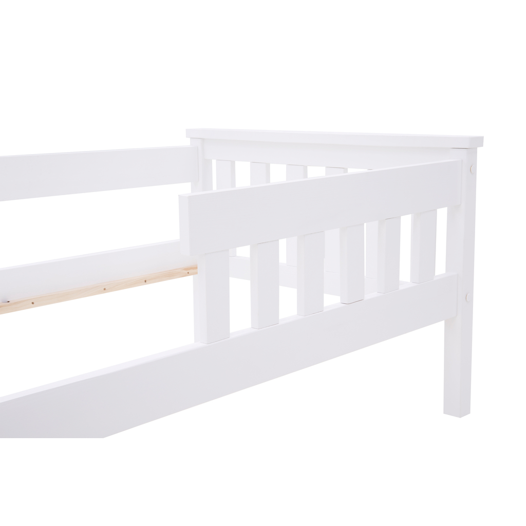 Barierki w łóżku chroniące przed upadkiem dziecka.