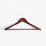 Drevený vešiak s rozšírenými ramenami v hnedej farbe