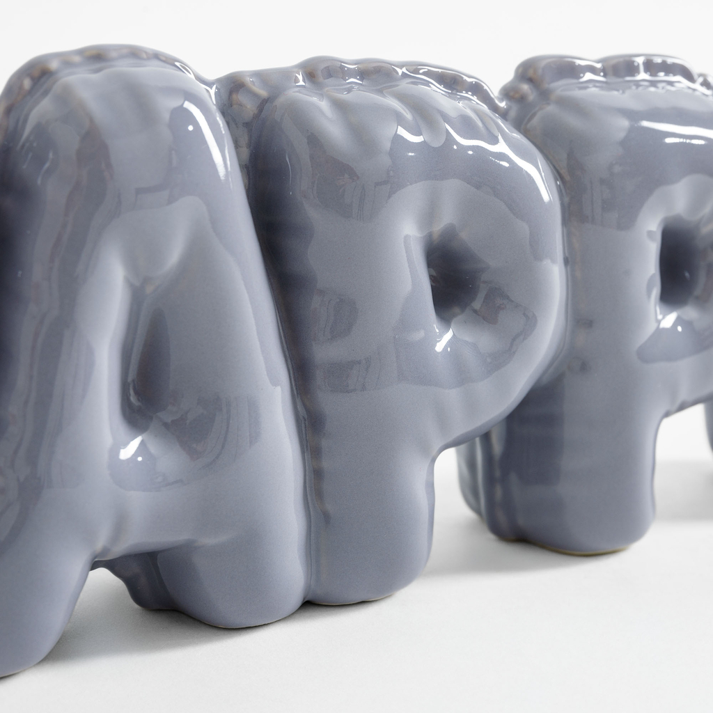 Dekorácia - nápis HAPPY v sivej farbe