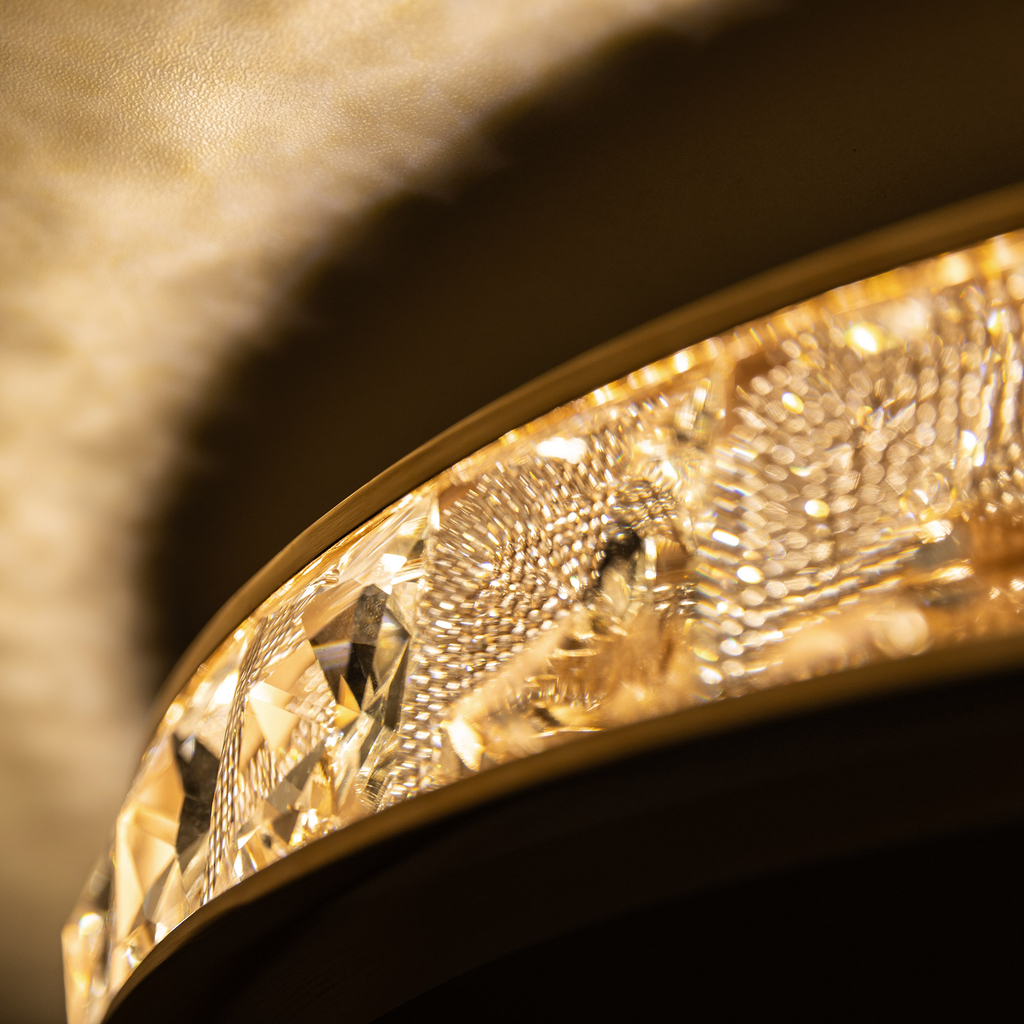 MURIEL to okrągły plafon, którego obramowanie o kształcie zdobionego pierścienia rozjaśni wnętrze ciepłym światłem.