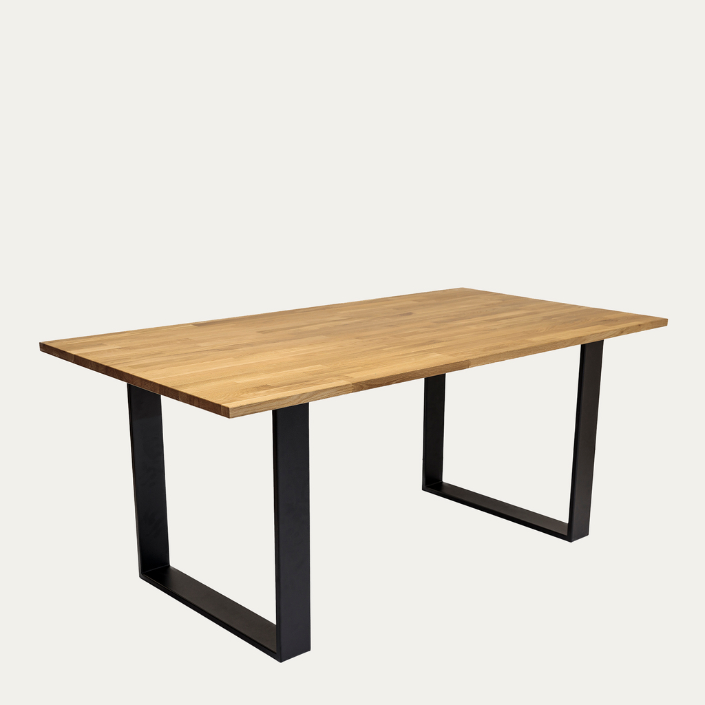 Stół drewniany na czarnych stalowych nogach