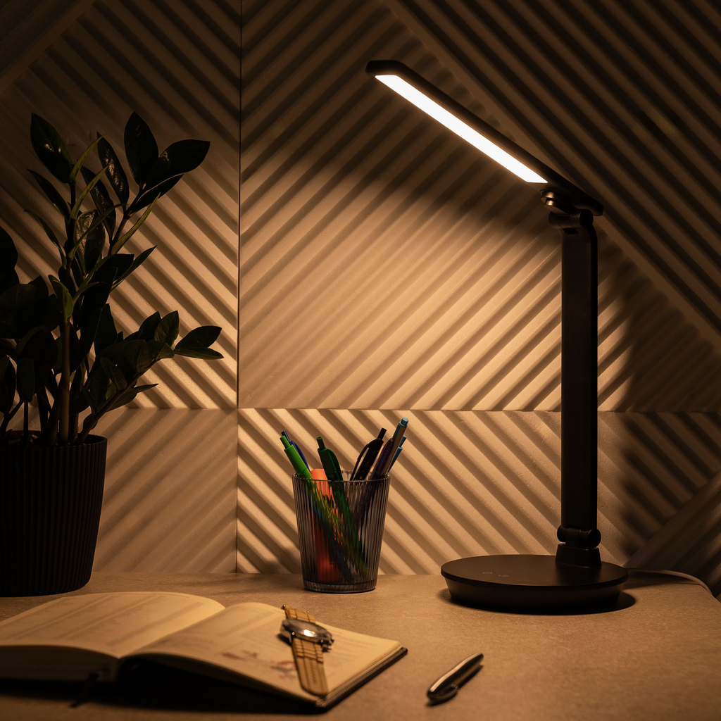 Stolná LED lampa s okrúhlou základňou čierna