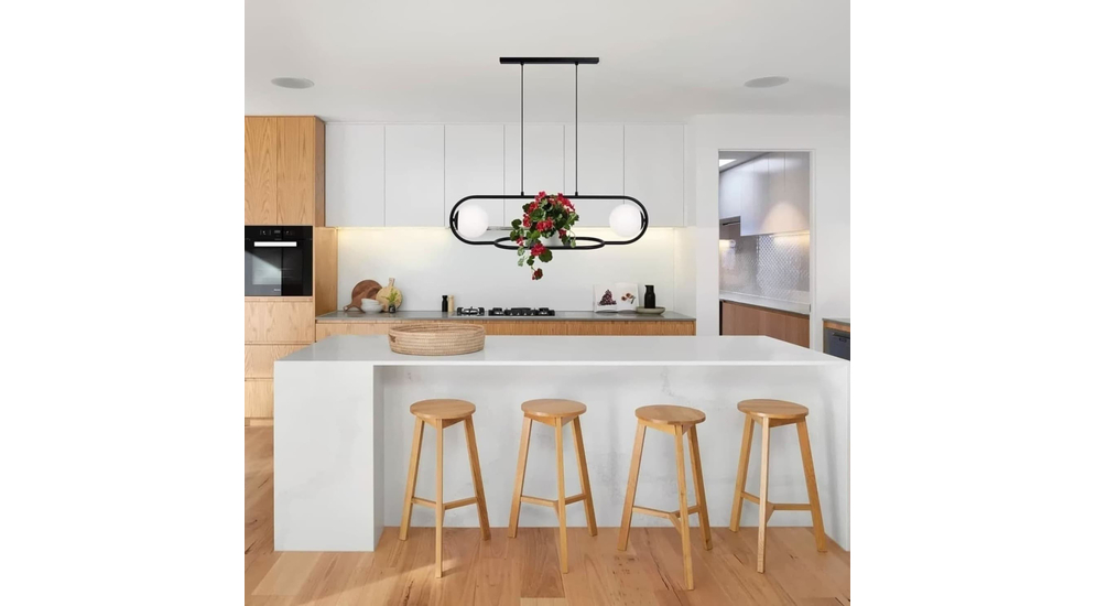 Łączy elegancję, prostotę i funkcjonalność - FINESTRA sprawdzi się jako główne oświetlenie do salonu, jadalni lub sypialni.
