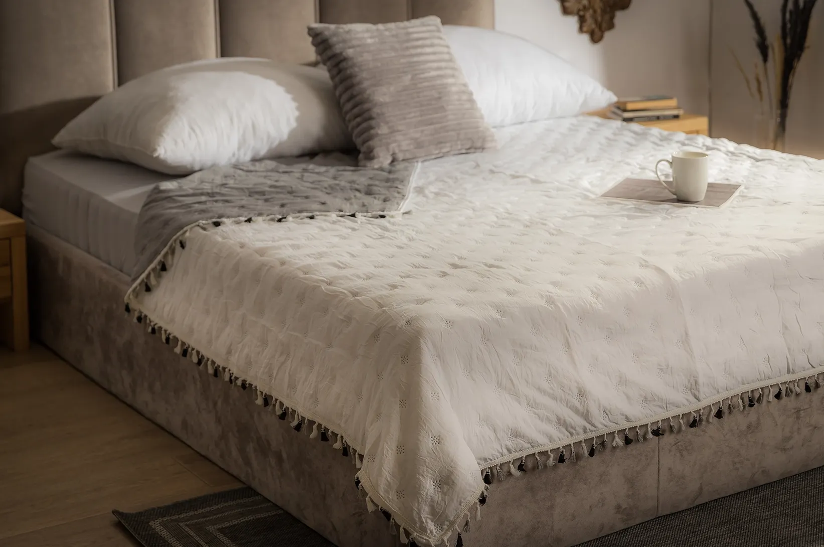 Čím zakryť posteľ v spálni? Prikrývkou alebo prehozom?