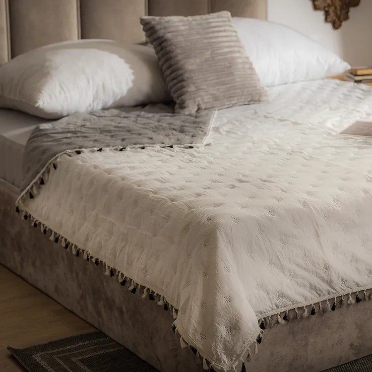 Čím zakryť posteľ v spálni? Prikrývkou alebo prehozom?