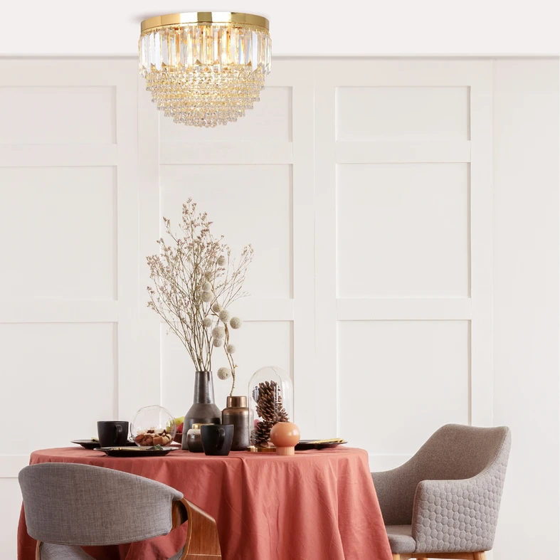 CHARLOTTE to lampa sufitowa o złotym wykończeniu do salonu glamour. Posiada oprawę dla 7 żarówek typu E14 i mocy maksymalnej 40W.