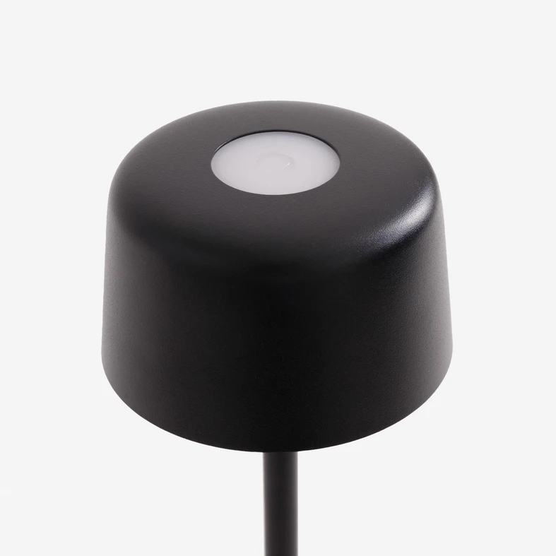 Wbudowane oświetlenie LED w lampie ma moc 2W, emituje strumień świetlny o wartości 80 lumenów.