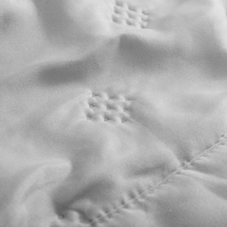 Jasnoszara narzuta na łóżko