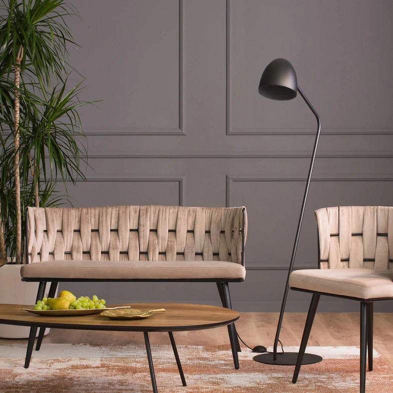 Czarna oprawa SOHO ładnie prezentuje się w jasnym, chłodnym wnętrzu oraz w ciepłych pastelowych kolorach otoczenia.