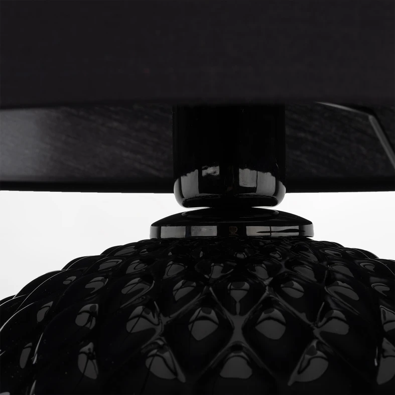 SANTANA wykonana została ze szkła z czarnym, lakierowanym wykończeniem przy oprawie żarówki.