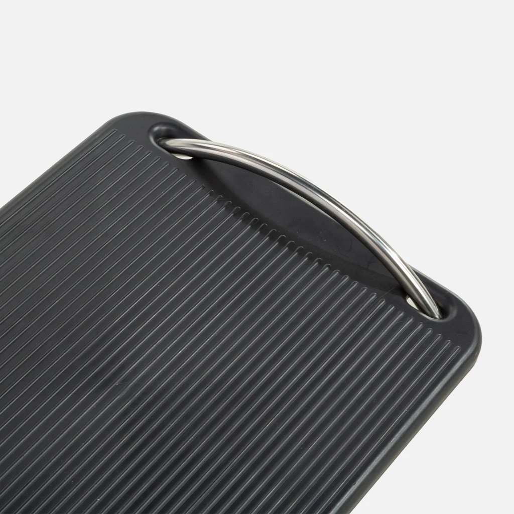 Detal, profilowana, prążkowana powierzchnia podnóżka. 