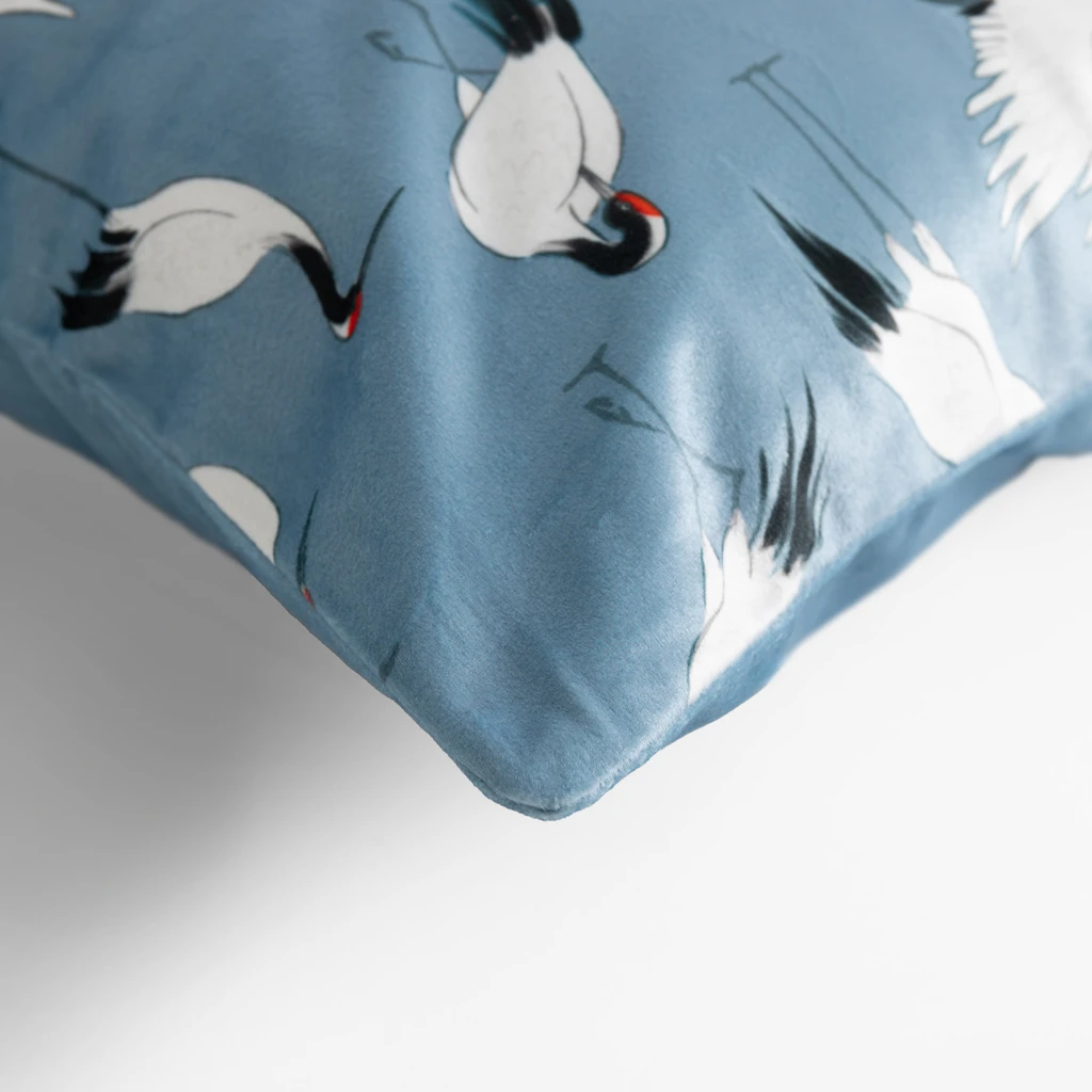 Niebieska, gładka poszewka z grafiką żurawi po jednej stronie