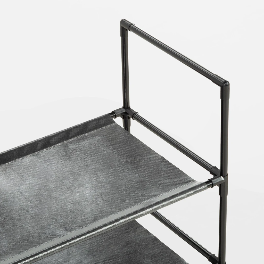 Zbliżenie na półkę wykonaną z materiału z tworzywa. 