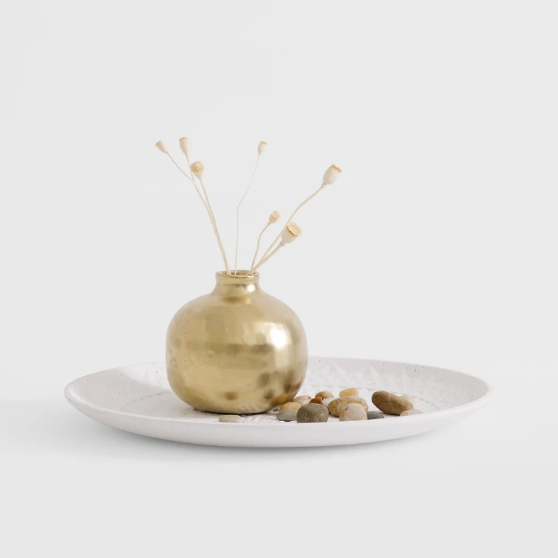 Biały talerz o dekoracyjnej powierzchni