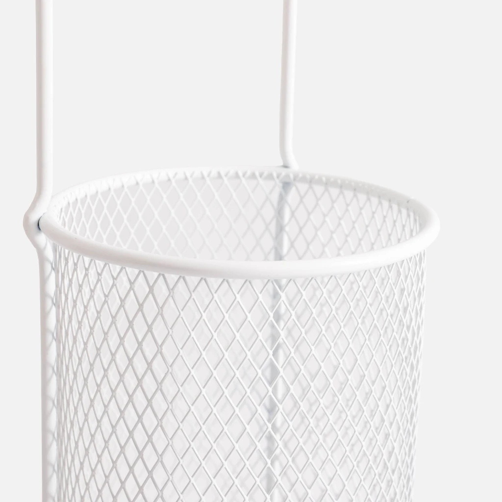 Detal, koszyk z białej, metalowej siatki.