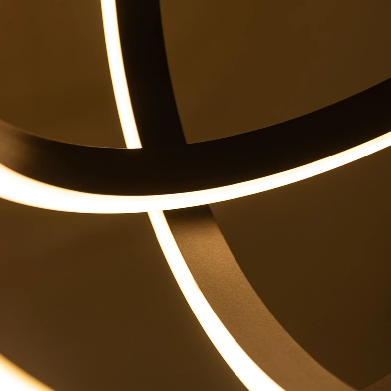 TESS to lampa wisząca o niezwykle ciekawym, wręcz kosmicznym designie.