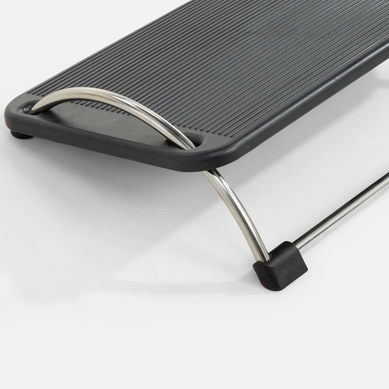 Detal, chromowane wykończenie nóżek i czarne stopki z tworzywa, antypoślizgowe i chroniące przed zarysowaniem podłogi.