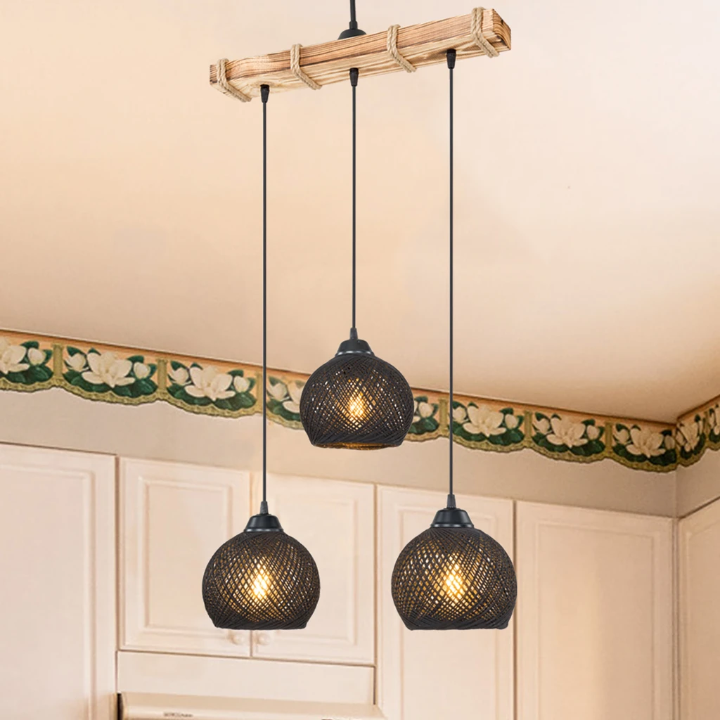 Czarny, matowy kolor plecionych abażurów ASPEN doda wnętrzu przytulności oraz wzbogaci je o wyjątkowy element dekoracyjny.