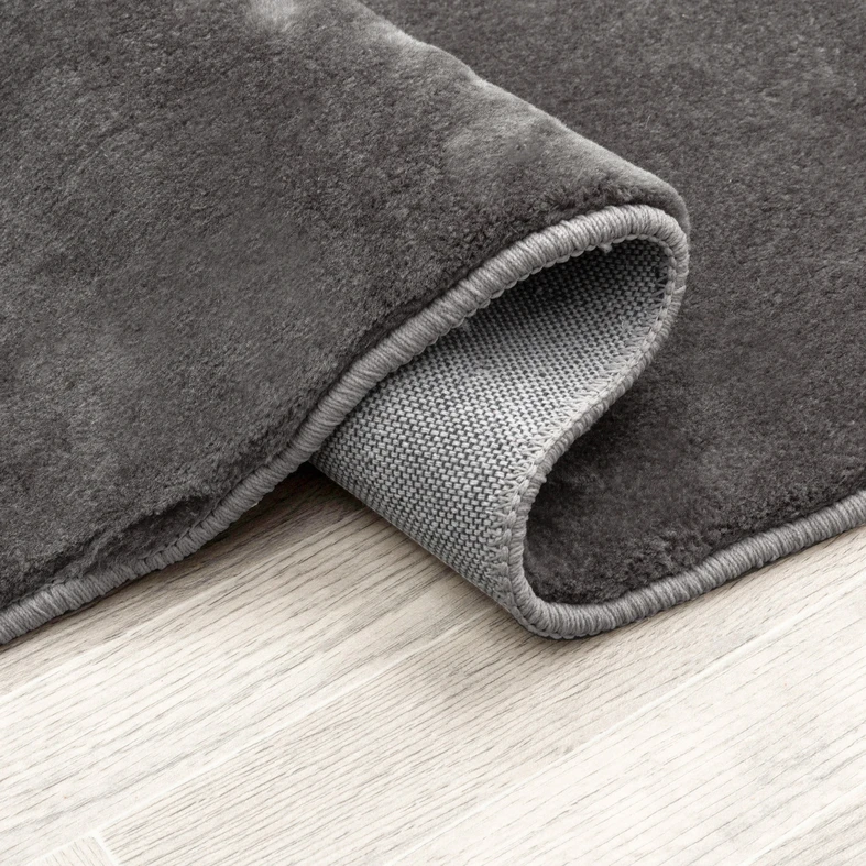 Koberec imitujúci kožušinu strieborný PLUSH 60x110 cm