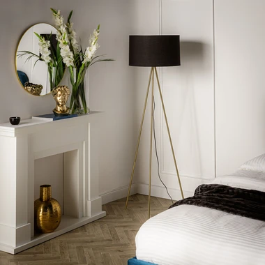 Lampa na zlatej trojnožke, čierne velúrové tienidlo INGA