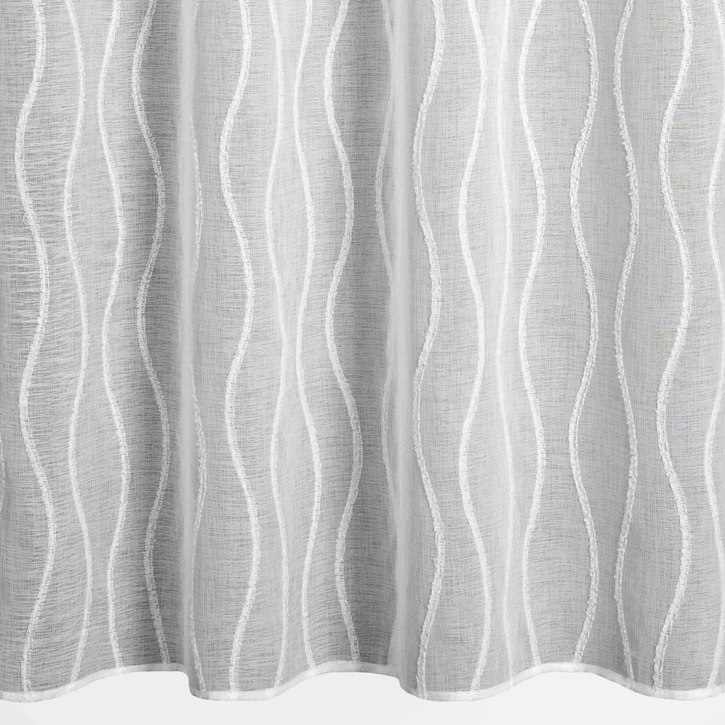 Biała firana na przelotkach w falistym wzorem