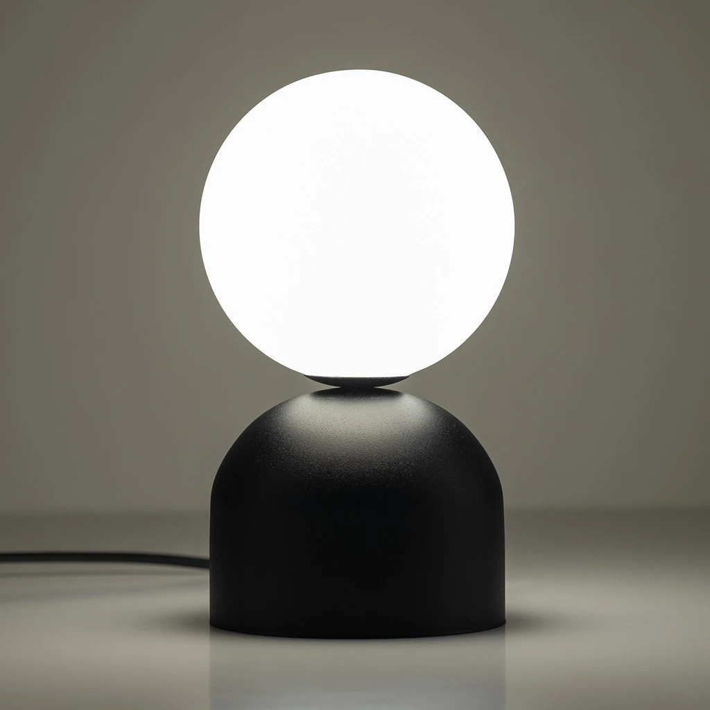 MIKI posiada oprawę dla żarówki typu G9 o mocy maksymalnej 8W.