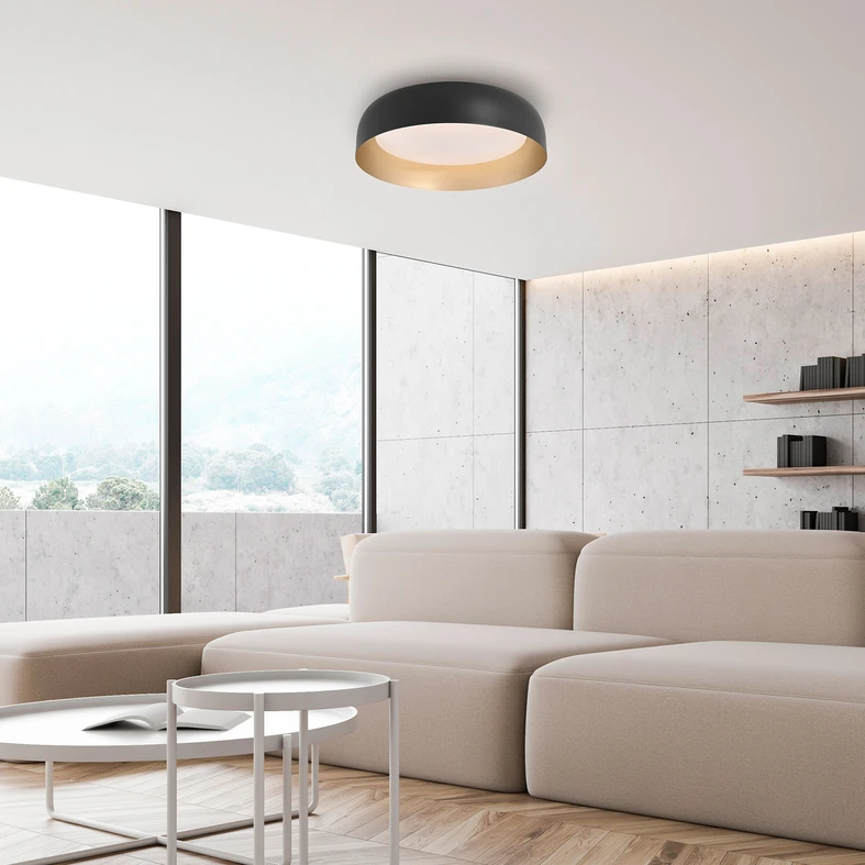 Czarne wykończenie klosza oraz jego złote wnętrze sprawi, że z łatwością dopasujesz plafon do estetyki opartej na w szarościach i bielach. 