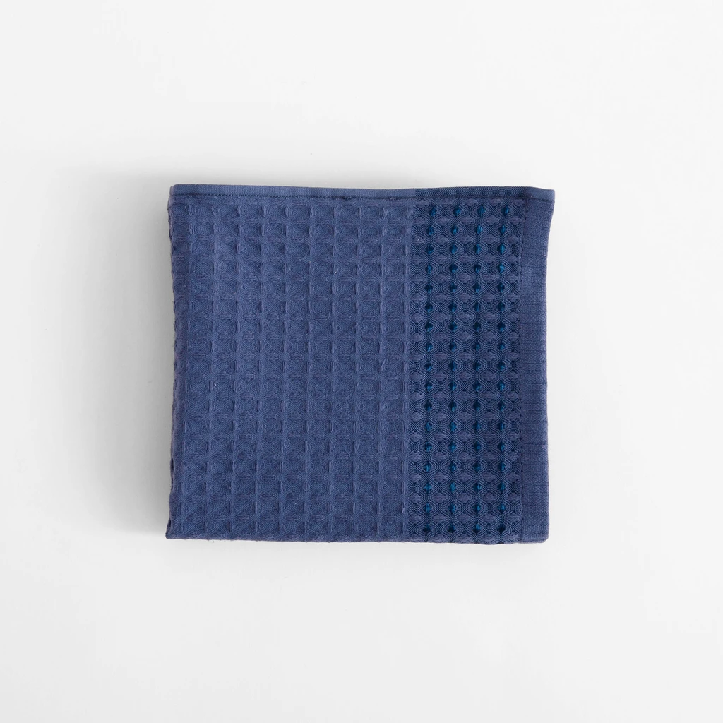 Granatowy bawełniany ręcznik o fakturze waflowej