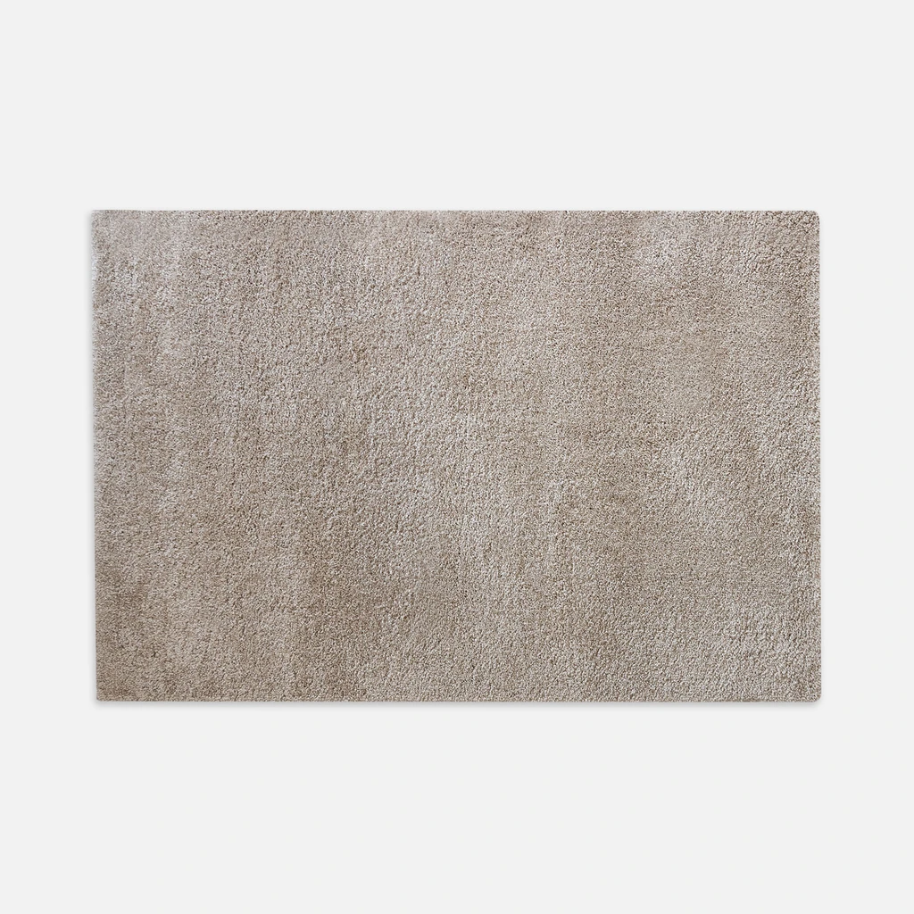 Dywanik beżowy FURRY 50x70 cm wykonany z przędzy polipropylenowej.