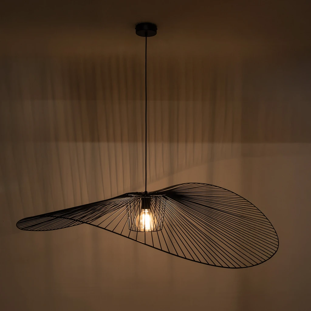 Klosz lampy przypomina sieć, która układająca się w kształt rozłożystego kapelusza.