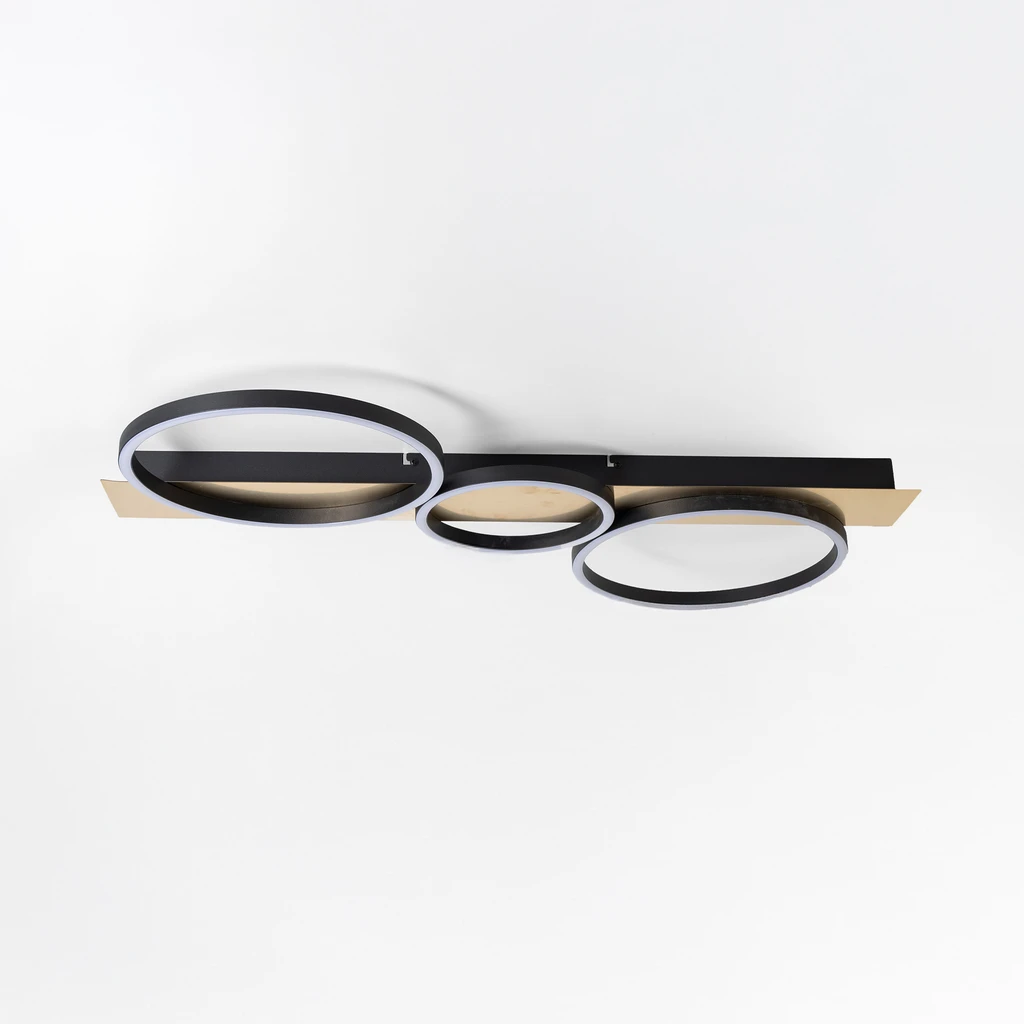 Ciekawy design lampy obejmuje 3 nachodzące na siebie pierścienie z wbudowanym światłem LED.