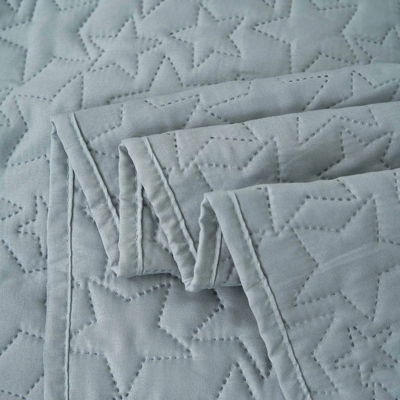 Narzuta na łóżko jasnozielona w gwiazdy