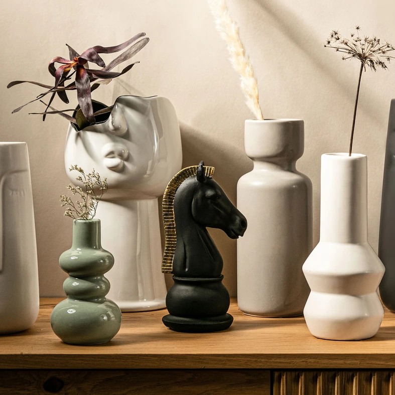 Dekorácia šachová figúrka čierno-zlatá SKOKAN 19 cm